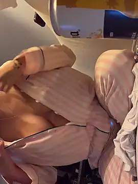 saliha_pinky_ webcam