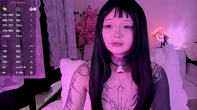 lein_bone (F teen) - show my pierced tits