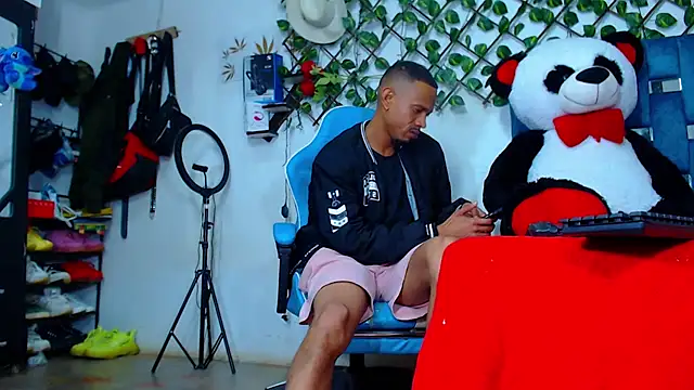 black_latin23cm webcam