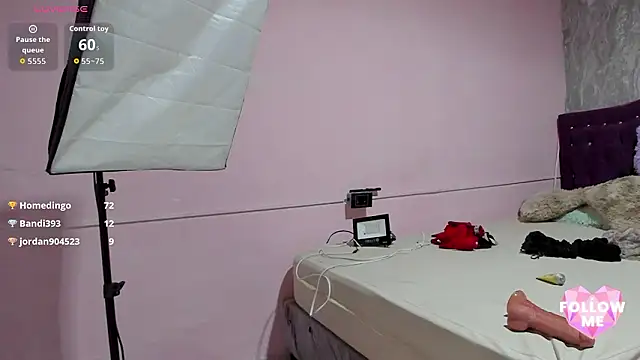 Lauren_smiles webcam