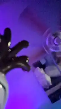 Hotredheadandtoungelasher webcam