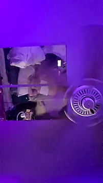 Hotredheadandtoungelasher webcam