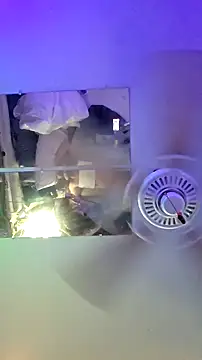 Hotredheadandtoungelasher webcam