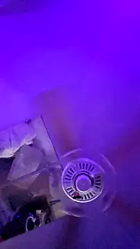 Hotredheadandtoungelasher webcam