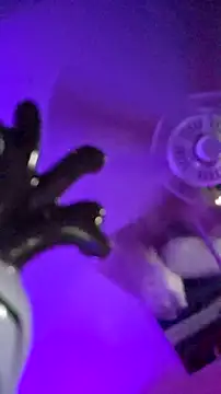 Hotredheadandtoungelasher webcam