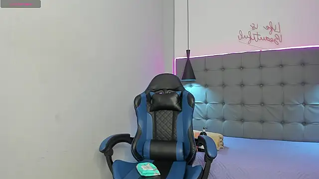 scarletcherry18 webcam