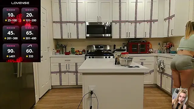 Blondiewithanass webcam