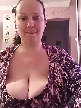 BustyLadyAlma webcam