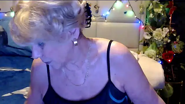 HappyWomanOn webcam