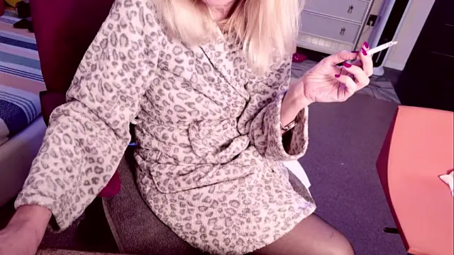 HornyMilf_555 webcam