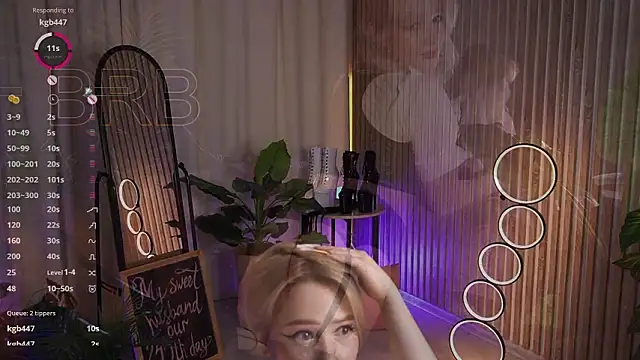 LauraWifeness webcam