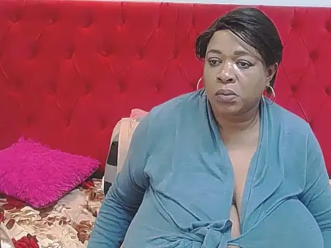 BustyQueenXXL webcam