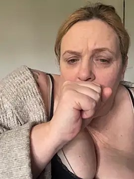 Busty-GilfQuinn webcam