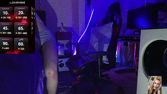 Blondiewithanass webcam