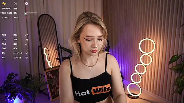 LauraWifeness webcam