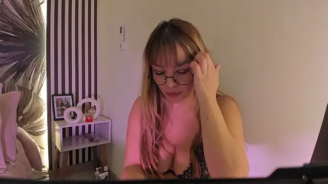 Samaantha-White webcam