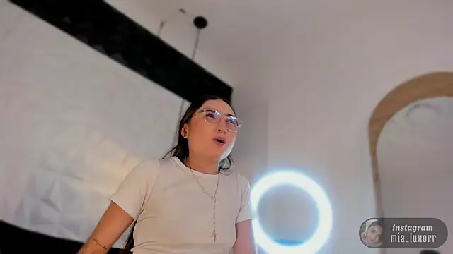 Mia_Luxor webcam