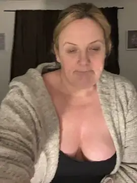 Busty-GilfQuinn webcam