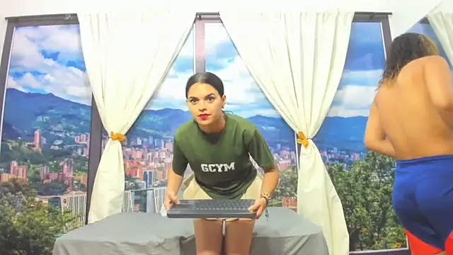 SabrinaAndYaly webcam