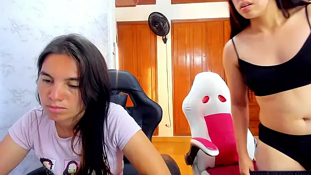 Emily_and_Soffy webcam