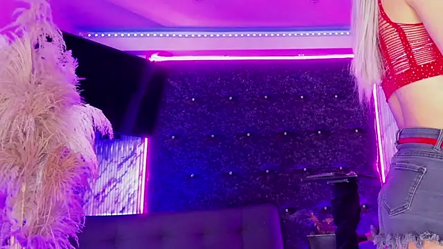 Queens_Wonders_Blonders webcam