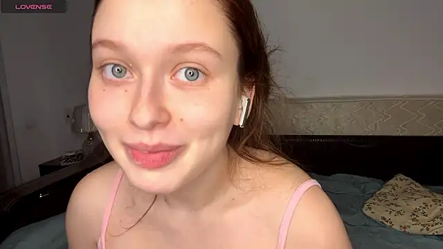 lorymusetti (F teen) - Show my cameltoe in doggy 🍑