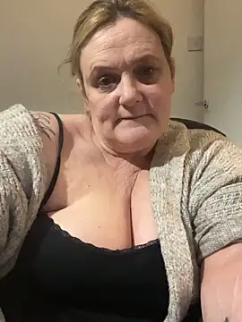 Busty-GilfQuinn webcam