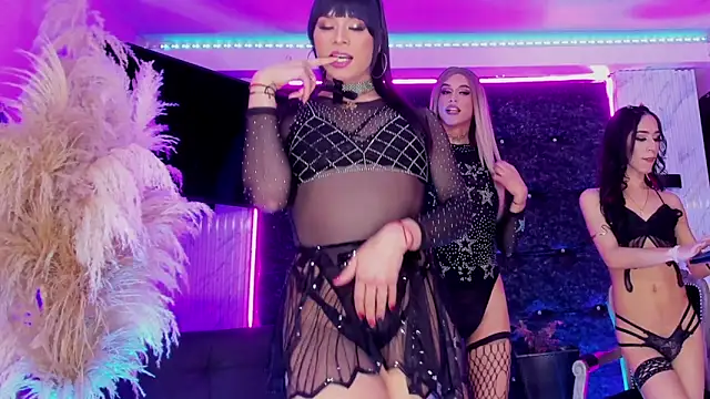 Queens_Wonders_Blonders webcam