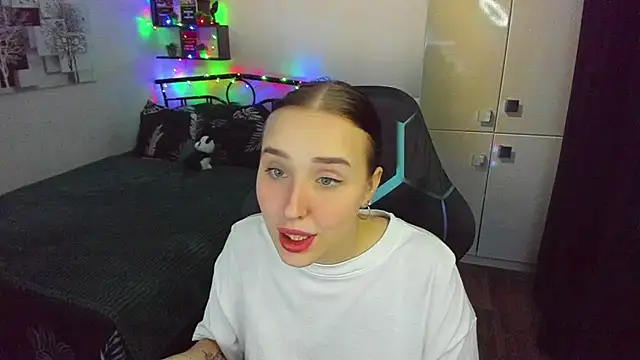 CrazyBitchInLace webcam