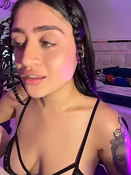 Webcam Model (lucianaroy) is live