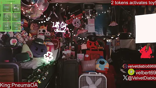 velvetdiablo (F young) - Top off, naked boobies!