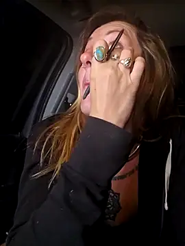 SheIsSomething webcam