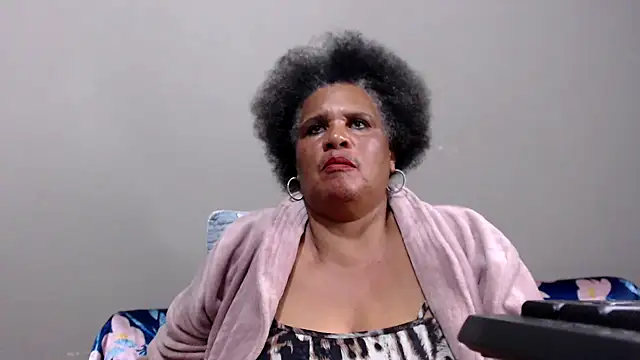 GrandBustyMelon webcam