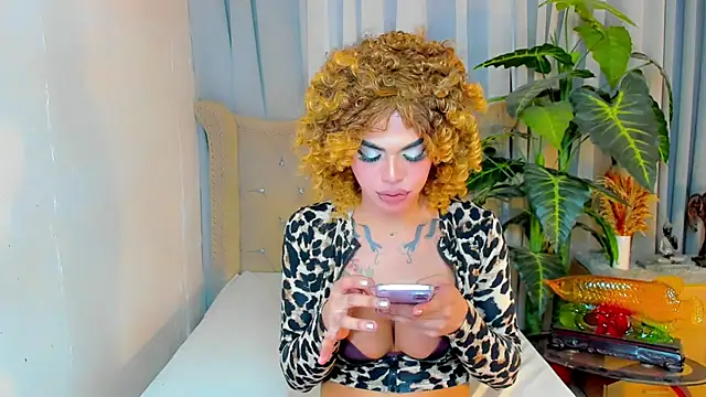 MochaliciousTransOnTop webcam