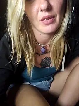 SheIsSomething webcam