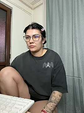 miakiittyy - MiaKiittyy's free webcam - UK Sex Cams