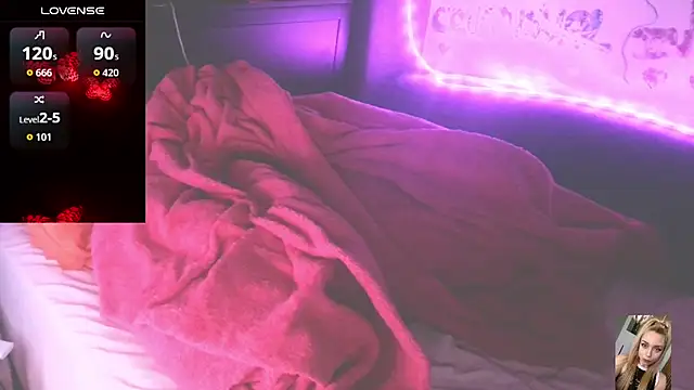 Blondiewithanass webcam