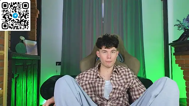 cute_mike (M twink) - show cock