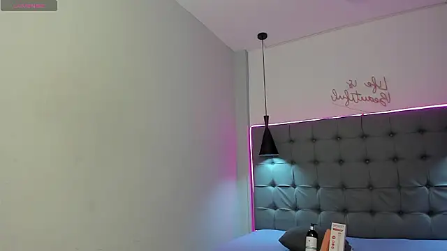 scarletcherry18 webcam