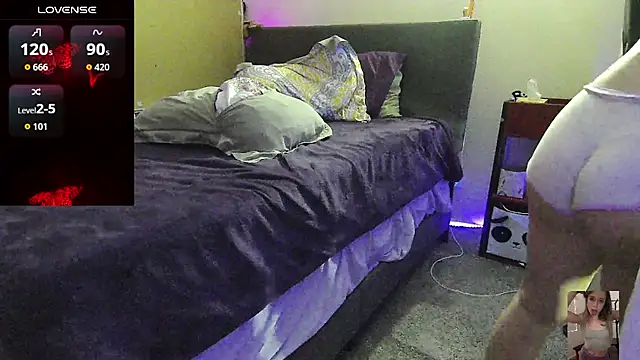 Blondiewithanass webcam