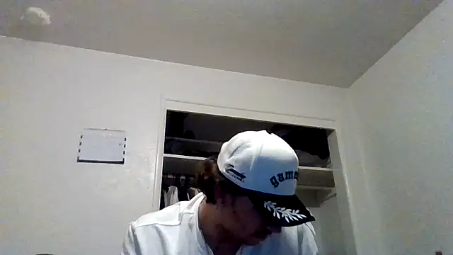 tallhungandcloudy - Tallhungandcloudy's free webcam