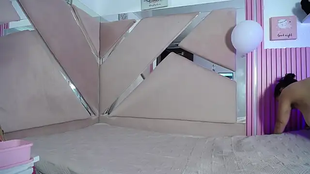 Webcam Model (_Miaaleon)  is live.Free join now!