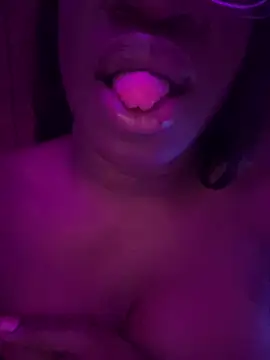 NiomiDivine webcam