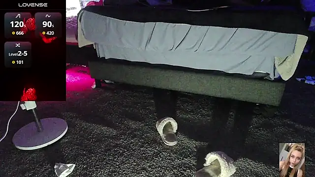 Blondiewithanass webcam