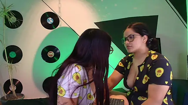 Lilith_and_Khloe webcam