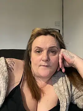 Busty-GilfQuinn webcam