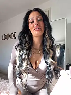 Webcam Model (Lolaxox_)  is live.Free join now!