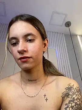 Webcam Model (JuliaColemann) is live