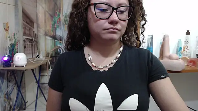 curly_greeneyed webcam