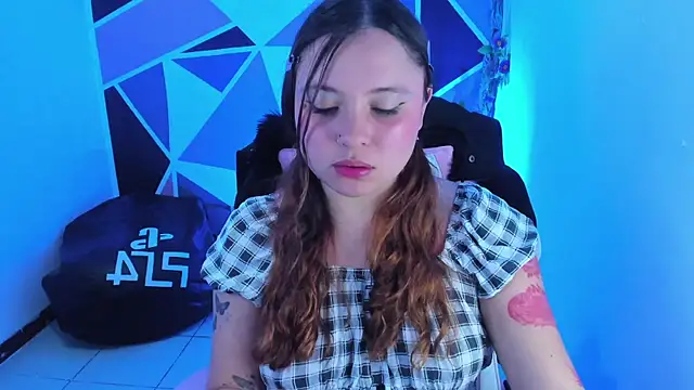 little_emma0 - Little_emma0's free webcam